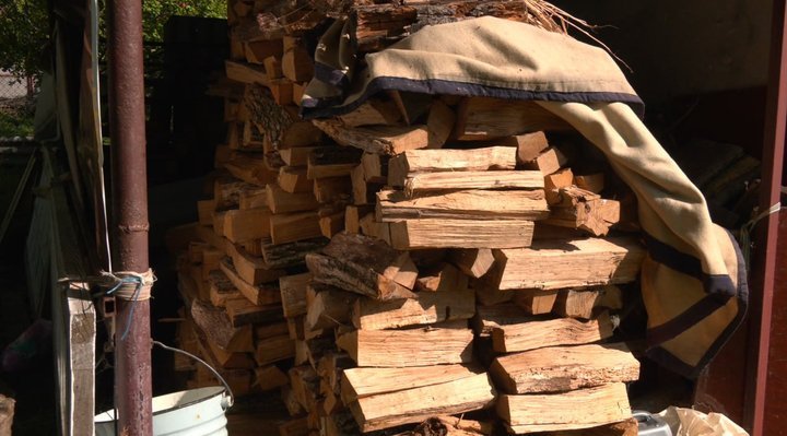 “Кожну тріску складаю”: як на Черкащині готуються до майбутньої зими