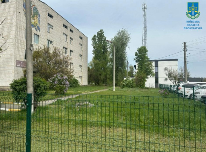 На Київщині чоловік за підробленими документами заволодів землею під дитячою лікарнею — справу перед