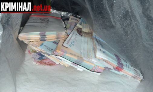 Обікрали квартиру пенсіонерки на понад 750 тисяч гривень: у Києві затримали трьох підозрюваних
