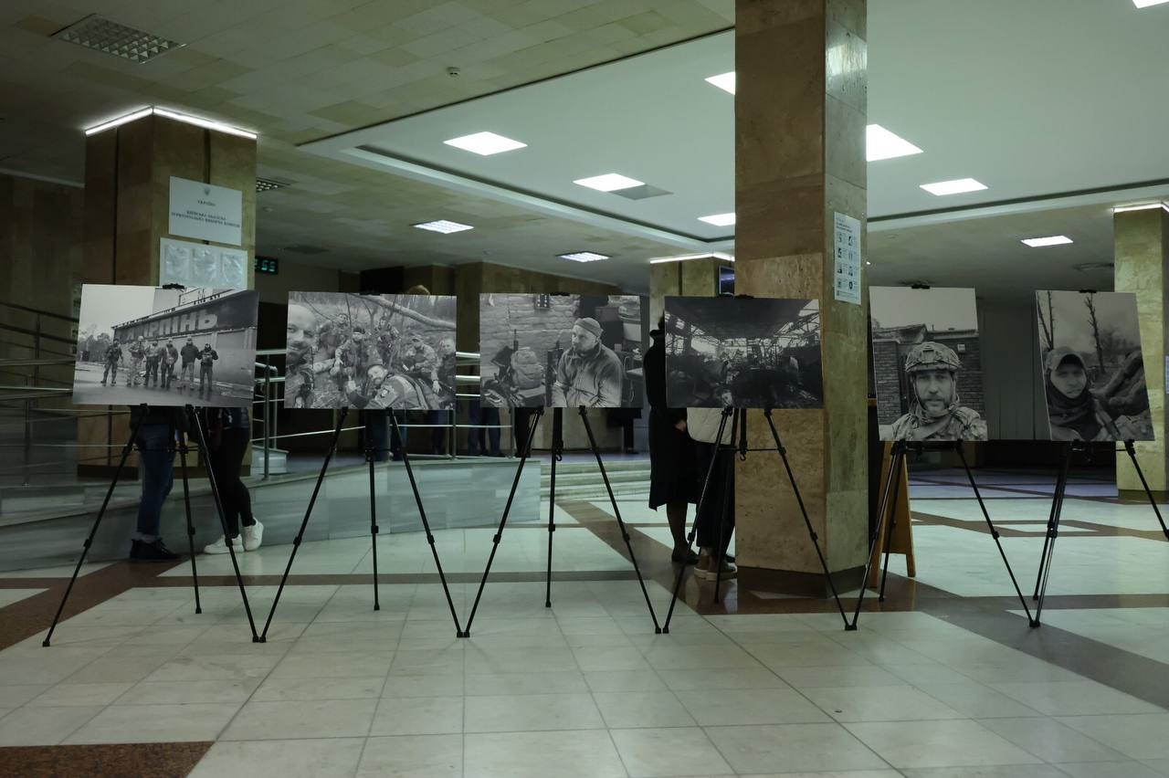 У приміщенні Київської ОВА відкрилася виставка "Нацспротив. Війна очима добровольців" (ФОТО)