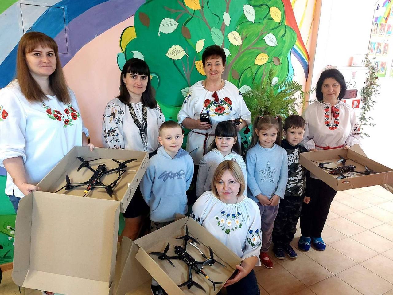Діти з Бучанщини передали для ЗСУ дрони-камікадзе (ФОТО)