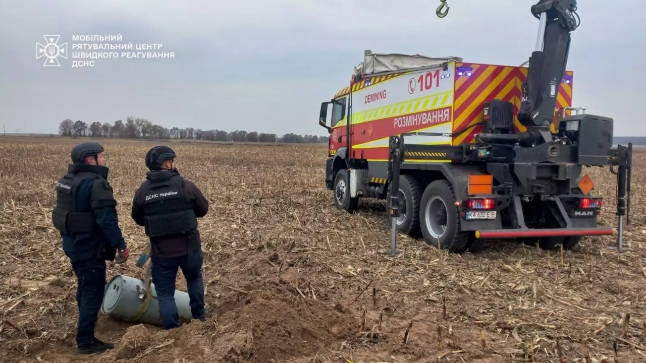 На Київщині сапери ДСНС знешкодили бойову частину ракети Х-101