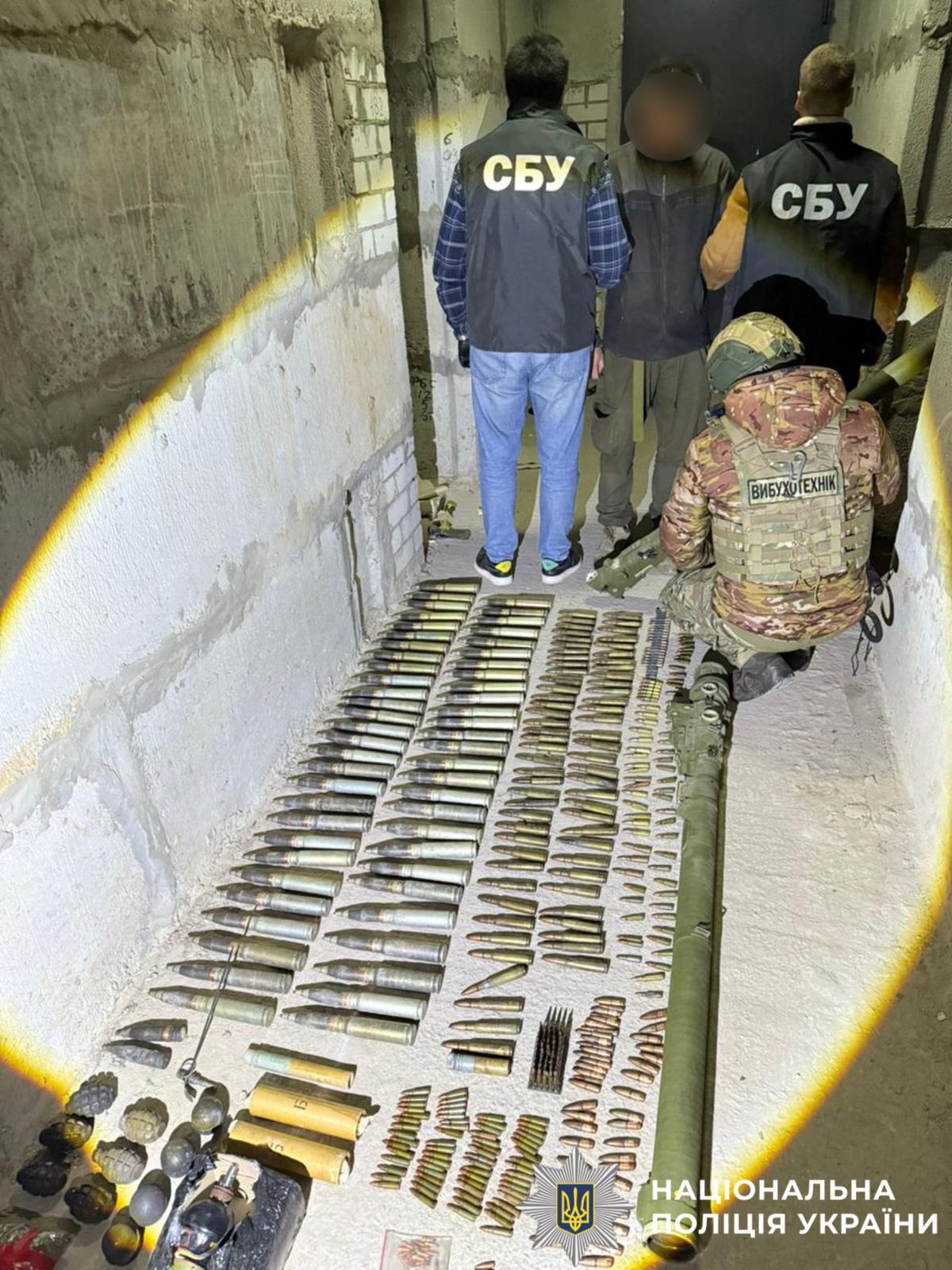 Поліцейські Київщини спільно з СБУ затримали чоловіка, що зберігав вдома арсенал зброї