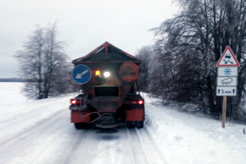На Київщині до розчищення доріг та протиожеледної обробки залучено 366 одиниць спецтехніки