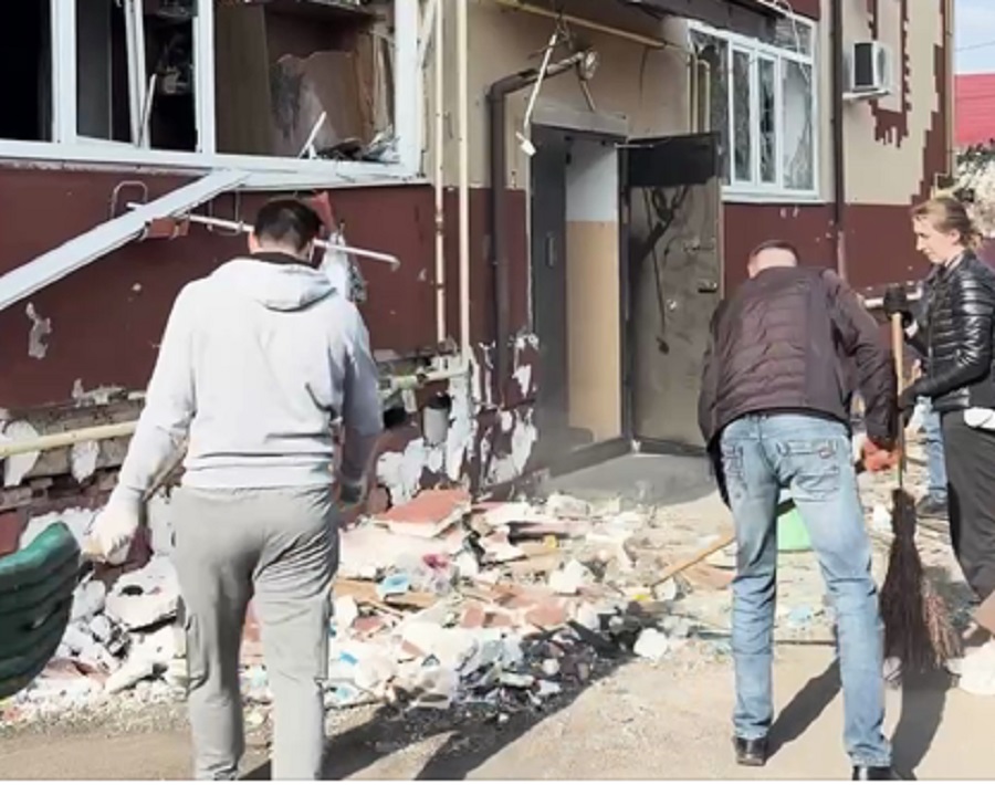 У Бучі ліквідовують наслідки теракту: пошкоджено житло та автомобілі