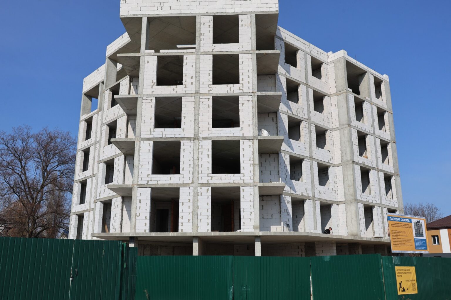 У Бородянці зводять новий багатоповерховий будинок на Центральній