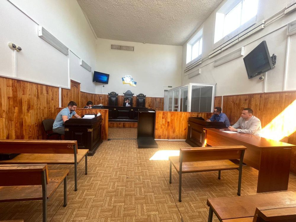 Секретар Ніжинської міської ради просив дозвіл поїхати за кордон: репортаж із зали суду