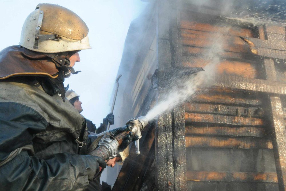Пожежа в Ніжині: вогонь знищив господарську будівлю