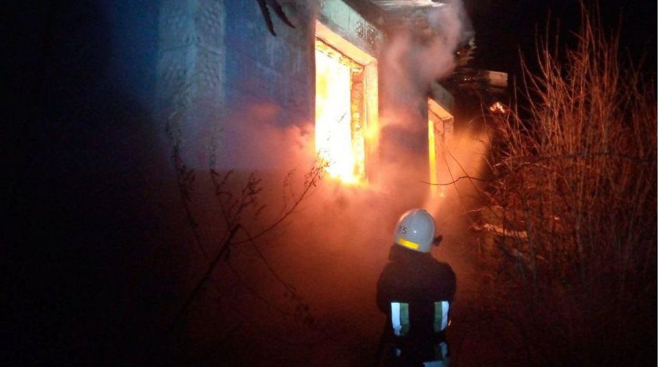 Нещадний вогонь: за добу на Ніжинщині згоріли дві будівлі разом із майном