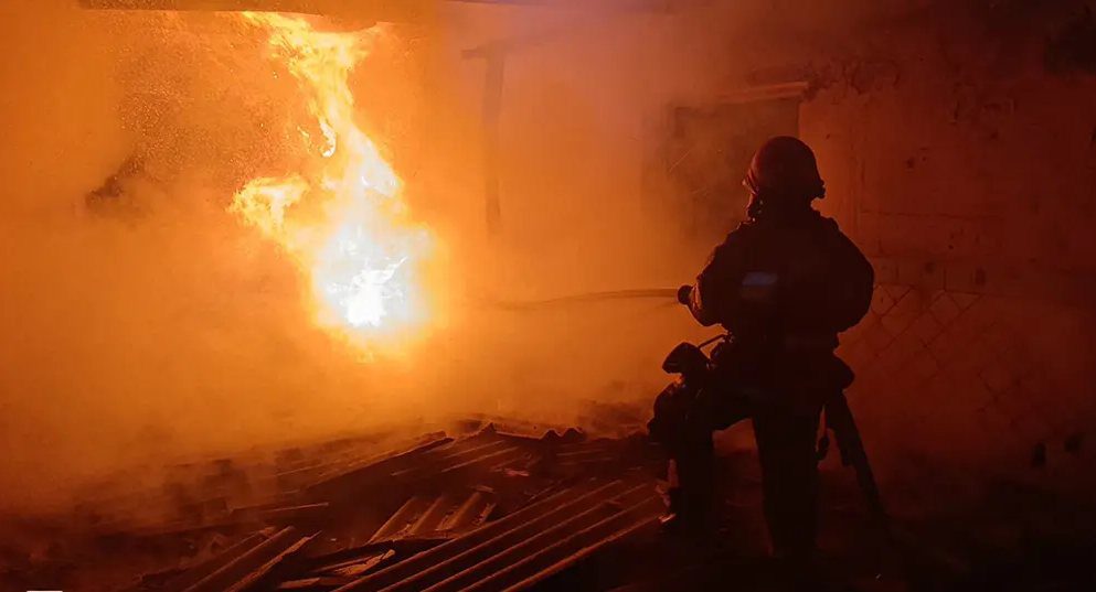 Нічна пожежа в Ніжині знищила господарчу споруду