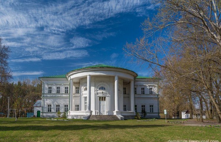 На Конотопщині є власний «Білий дім», що наче зійшов з доларової купюри