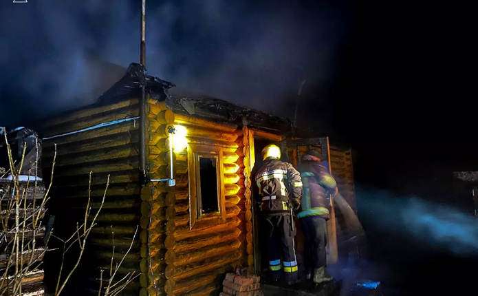 Нічна пожежа на Ніжинщині : згоріла лазня на приватному обійсті