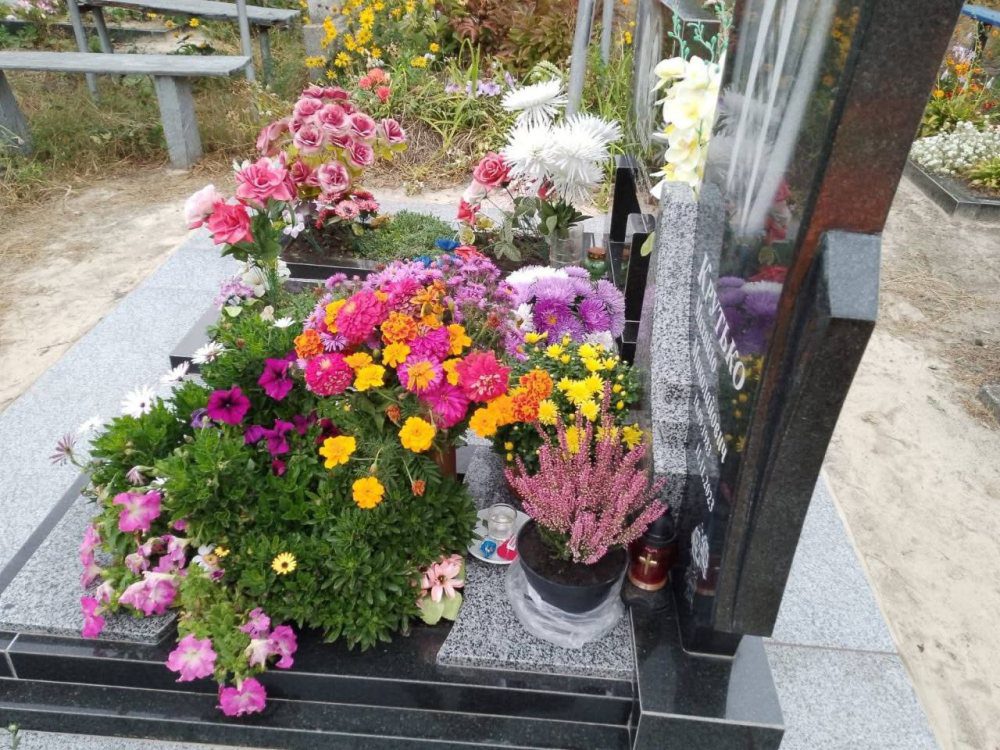 ХТО КРАДЕ РЕЧІ І КВІТИ З КЛАДОВИЩА???