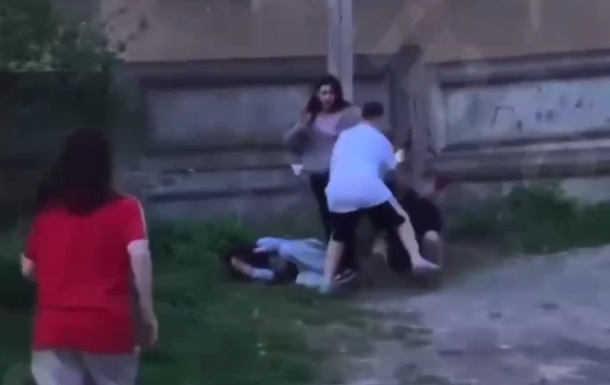 У місті Стрий зняли на відео побиття школярки