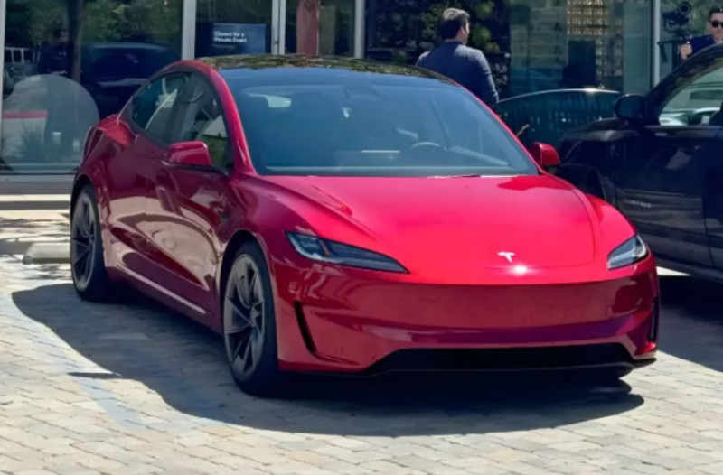 Нову версію Tesla Model 3 показали з усіх боків (фото)