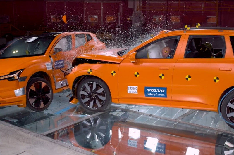 Volvo зіштовхнула у краш-тесті найменший і найбільший електрокари (відео)
