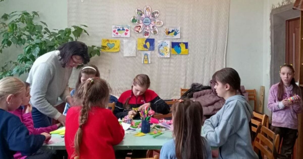 На Дніпропетровщині діти з Торецької громади виготовляли квіти (фото)