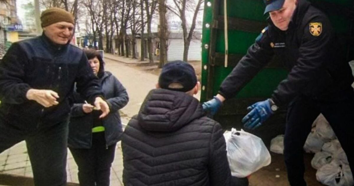 Луганські рятувальники доправили до пункту видачі у Харкові 9 тонн провізії для переселенців