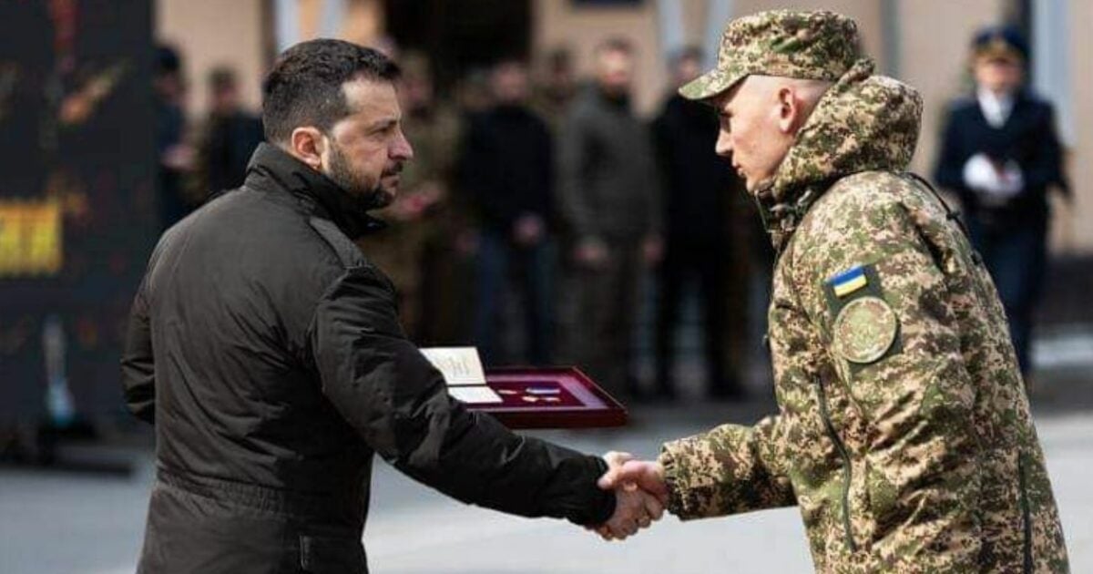 Нацгвардієць з Сєвєродонецька отримав орден "Золота Зірка" з рук президента Зеленського (фото)