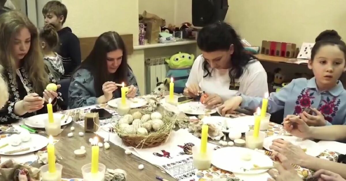 У Києві, Дніпрі та Краматорську відбулися майстер-класи з писанкарства для дорослих і дітей (відео)