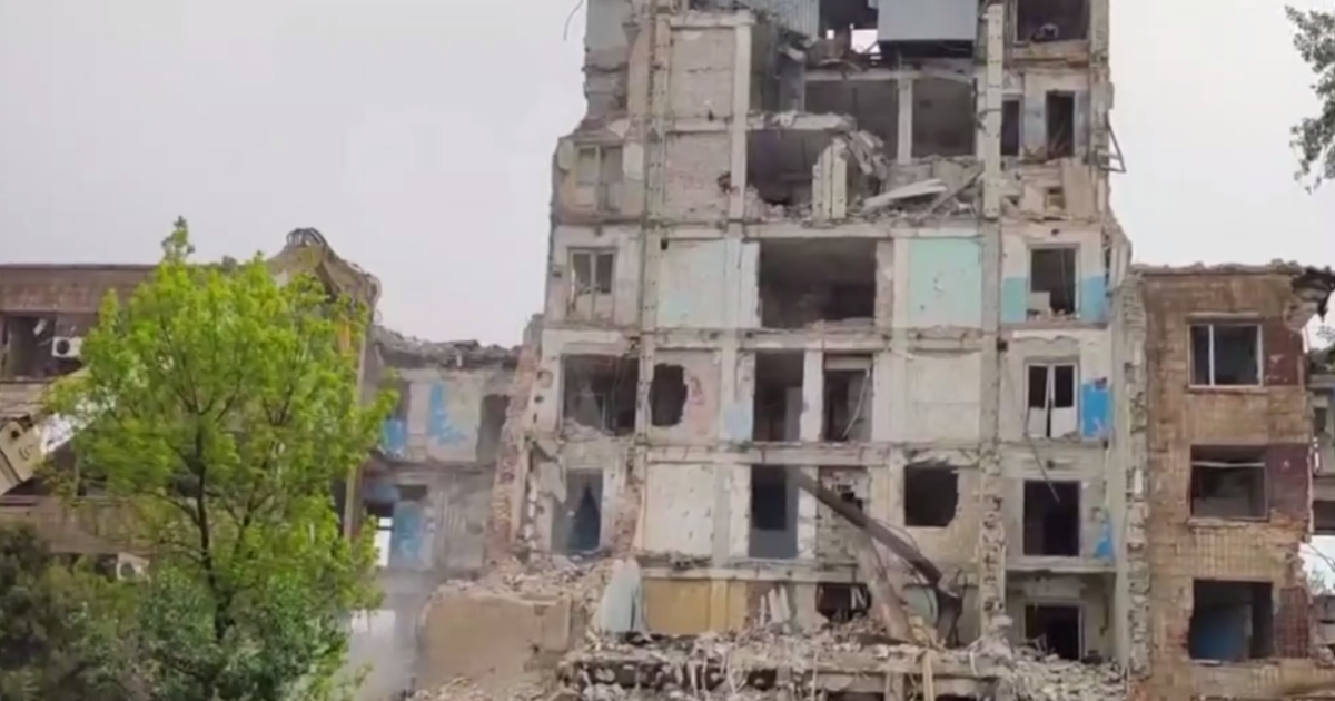 У Маріуполі окупанти знищують будівлю ТСОУ ДТСААФ в історичному центрі міста (відео)