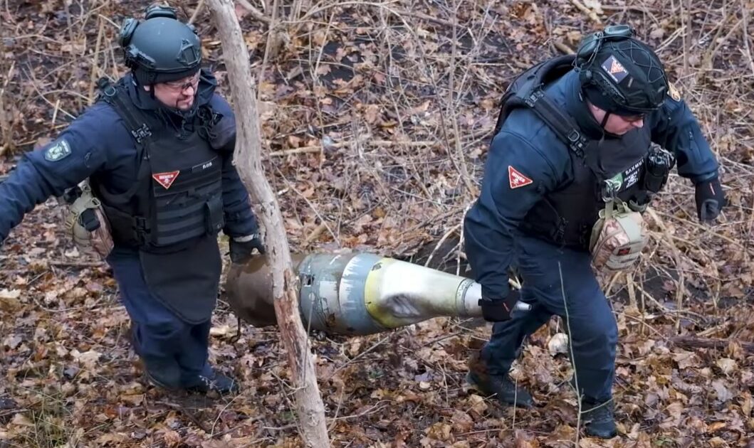 На Краматорщині піротехніки ДСНС Донеччини знищили залишки РСЗВ "Смерч" (відео)