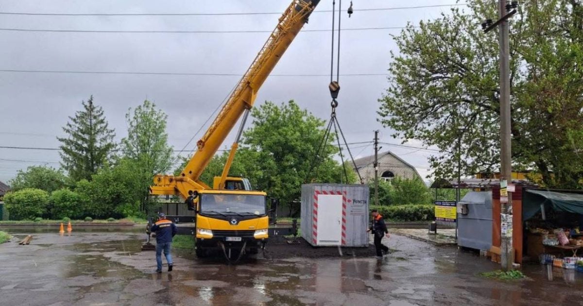 У селищі Біленьке у Краматорській громаді встановлюють мобільне укриття: фото