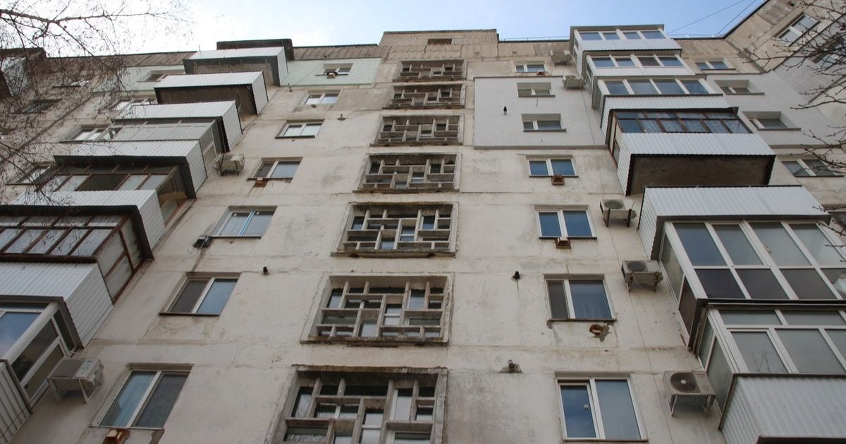 В окупованому Рубіжному кілька багатоповерхівок уже тривалий час стоять із розібраними дахами