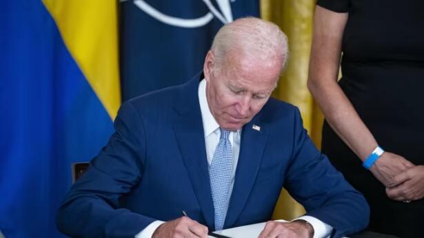 Джо Байден підписав законопроєкт про рекордну допомогу Україні у розмірі $61 млрд