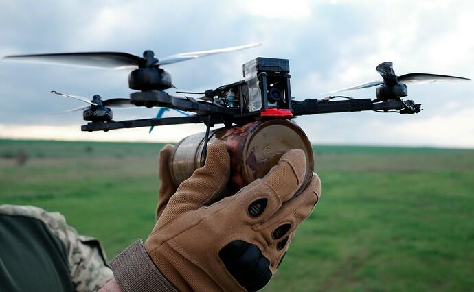 На Івано-Франківщині військових та рятувальників навчають керувати дронами