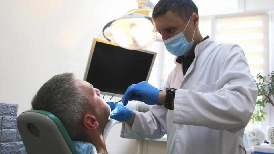 У Центрі стоматології Івано-Франківського медуніверситету безкоштовно протезують зуби військовим
