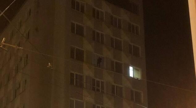 В Івано-Франківську жінка ледь не стрибнула з вікна сьомого поверху (фото)