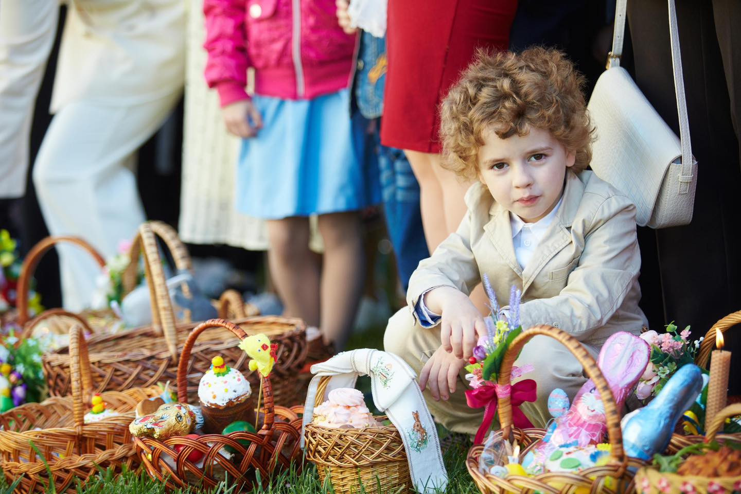 Оздоблені барвінком кошики та вишиванки: як франківці святкують Великдень(фото)