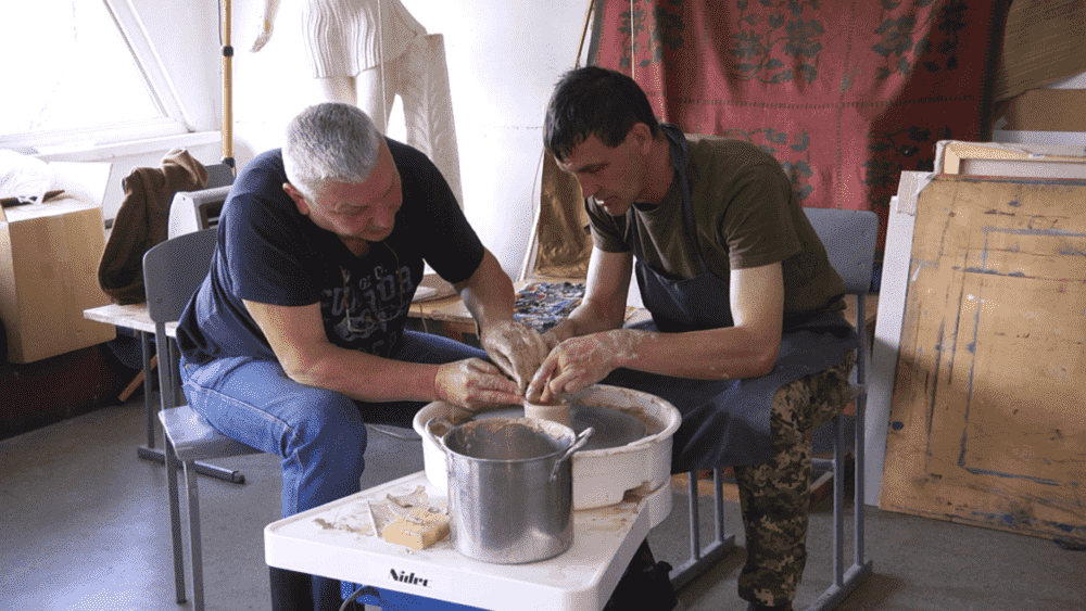 Мистецтво зцілює: у Косові поранені бійці навчалися писанкарству та гончарству (фото)
