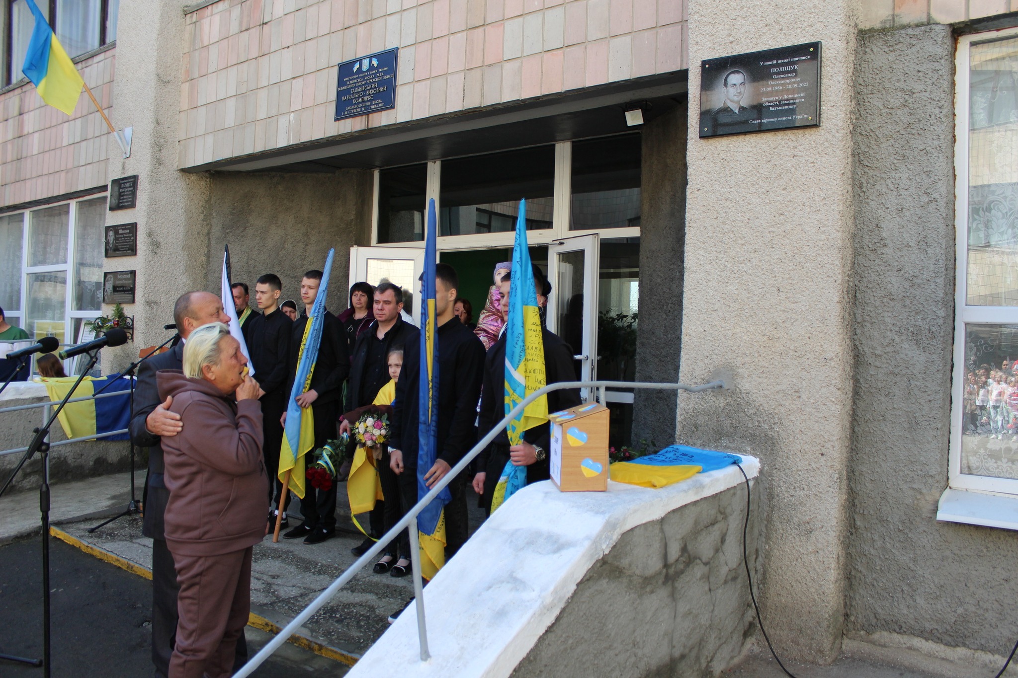 На фасаді Тальнівської школи встановили меморіальну дошку полеглому Герою