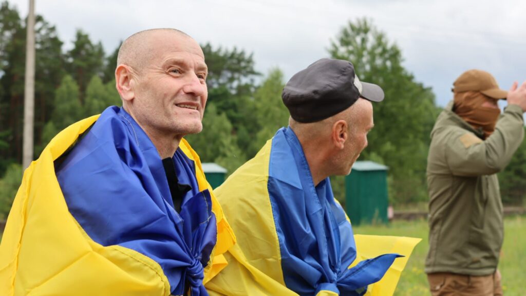 В Україну повернули захисників, більшість з них понад два роки були в російському полоні