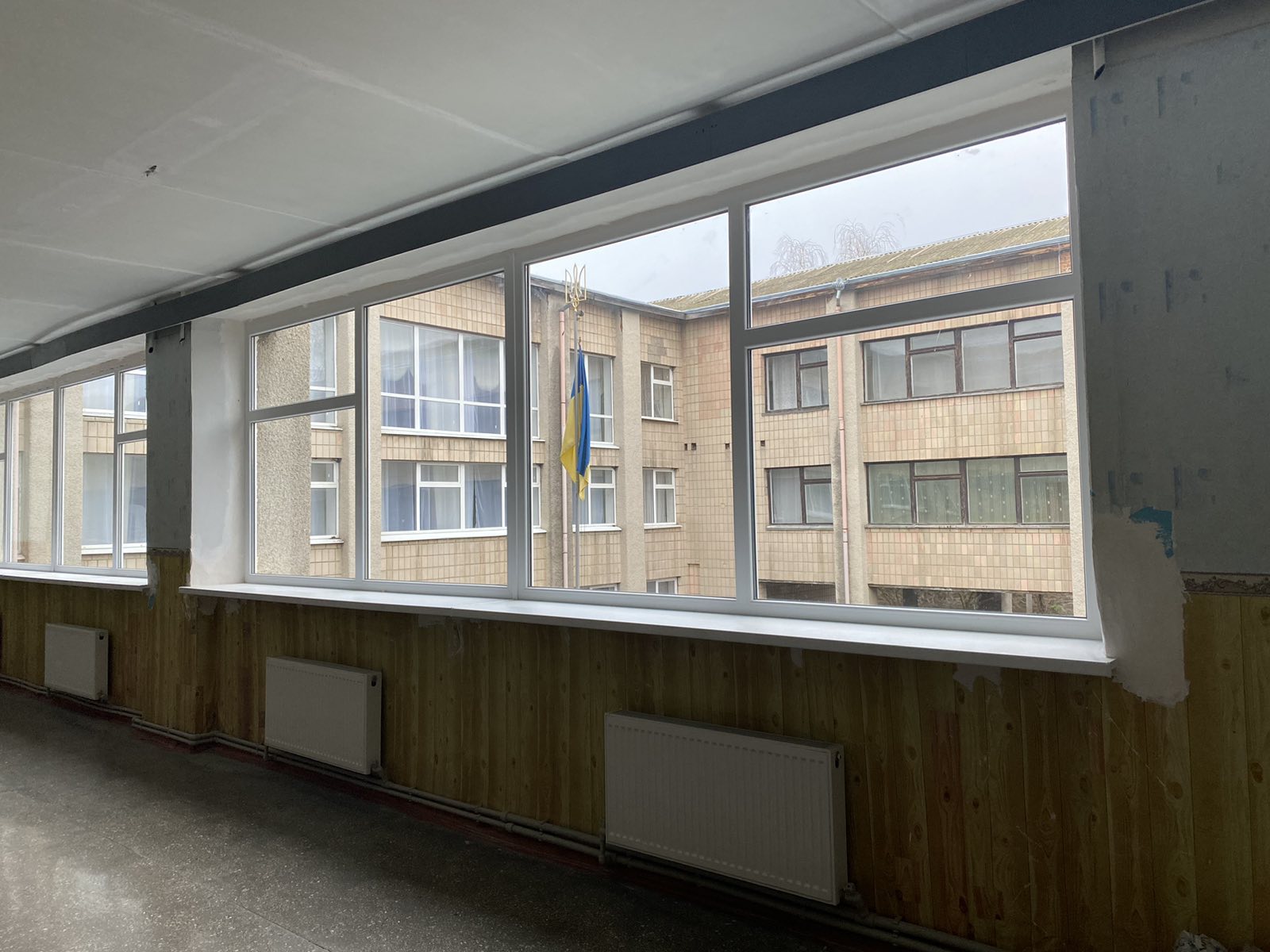 До зими готові: у Тальнівській ЗОШ №1 замінили вікна та оновлюють освітлення