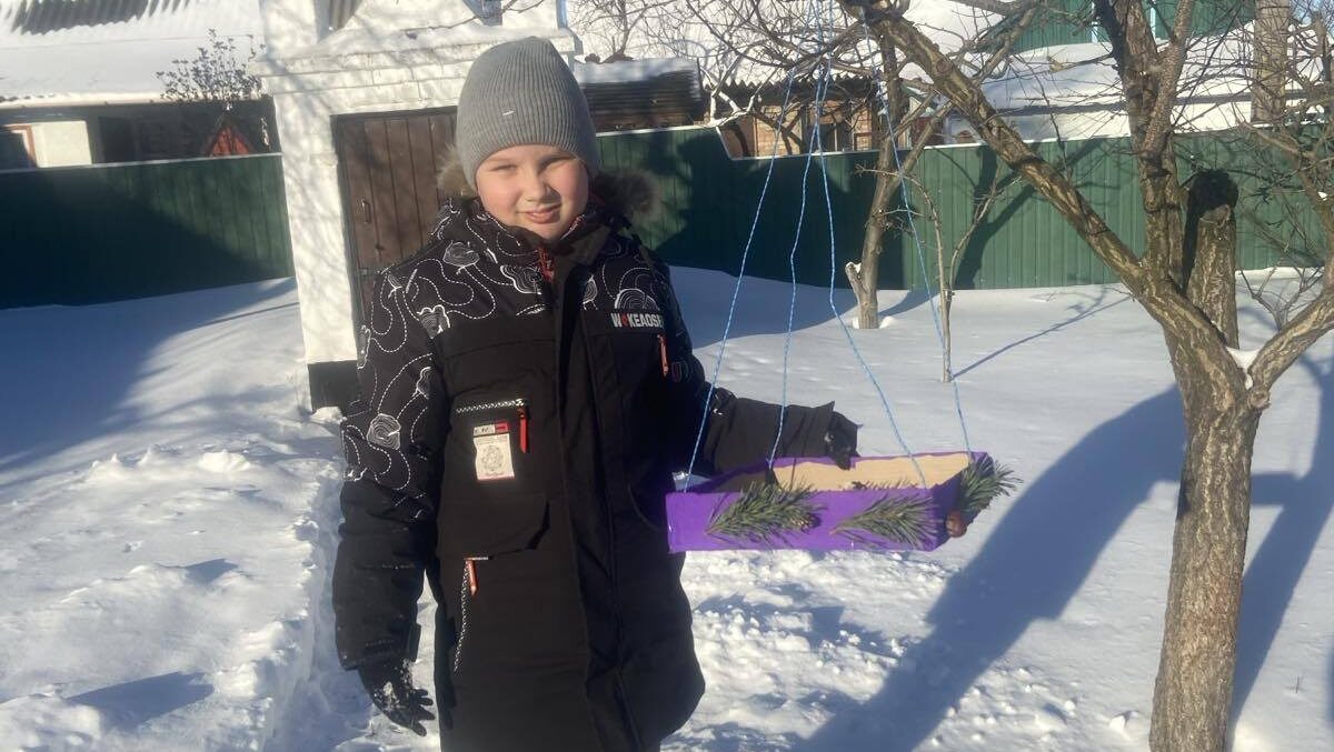 У ліцеї на Звенигородщині долучились до підгодівлі пташок