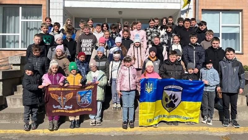 Прапори вдячності: у гімназії на Тальнівщині отримали символи незламності від воїнів ЗСУ