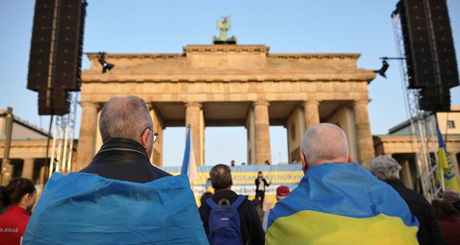 Прем'єр-міністр Баварії: українці в Німеччині повинні більше працювати, а допомогу скасувати