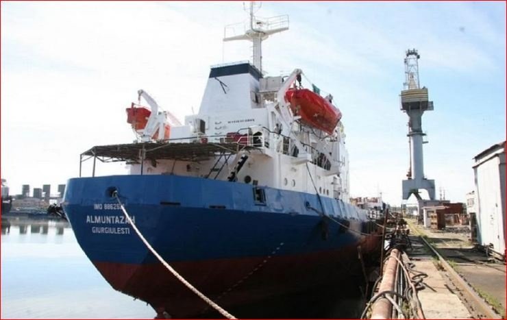 У берегов оккупированного Крыма загорелся танкер с россиянами на борту