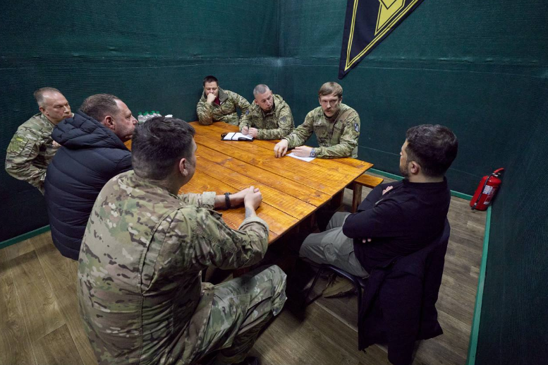 Зеленский посетил позиции "Азова" на фронте: говорили об оружии и обороне