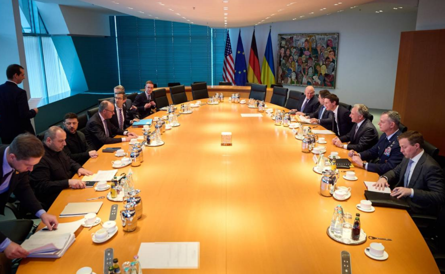 США настаивают на выходе ВСУ из Донбасса: AFP о переговорах в Берлине