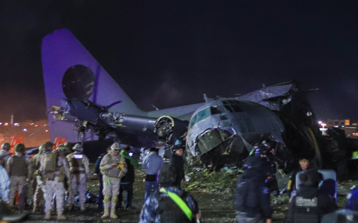 В Боливии самолет с наличкой на борту рухнул на оживленную трассу: по меньшей мере 15 погибших