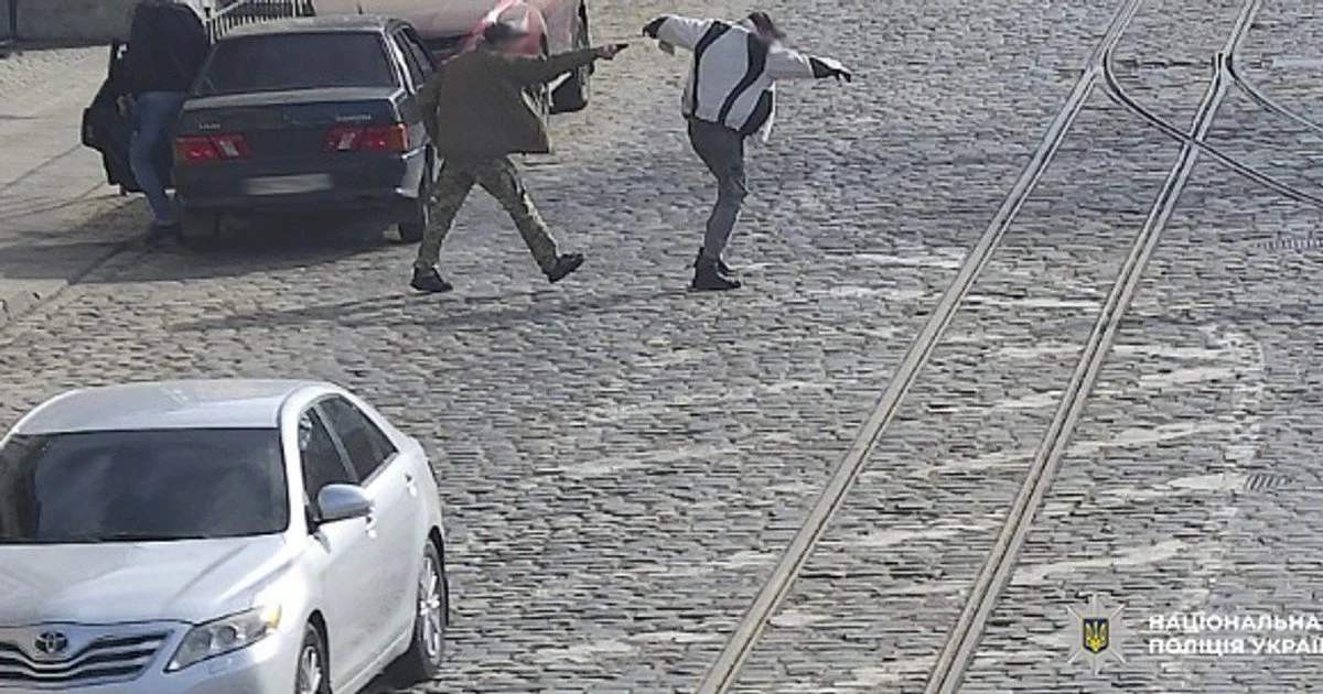 Стрельба во Львове: пьяный военный из пистолета ранил прохожего во время конфликта