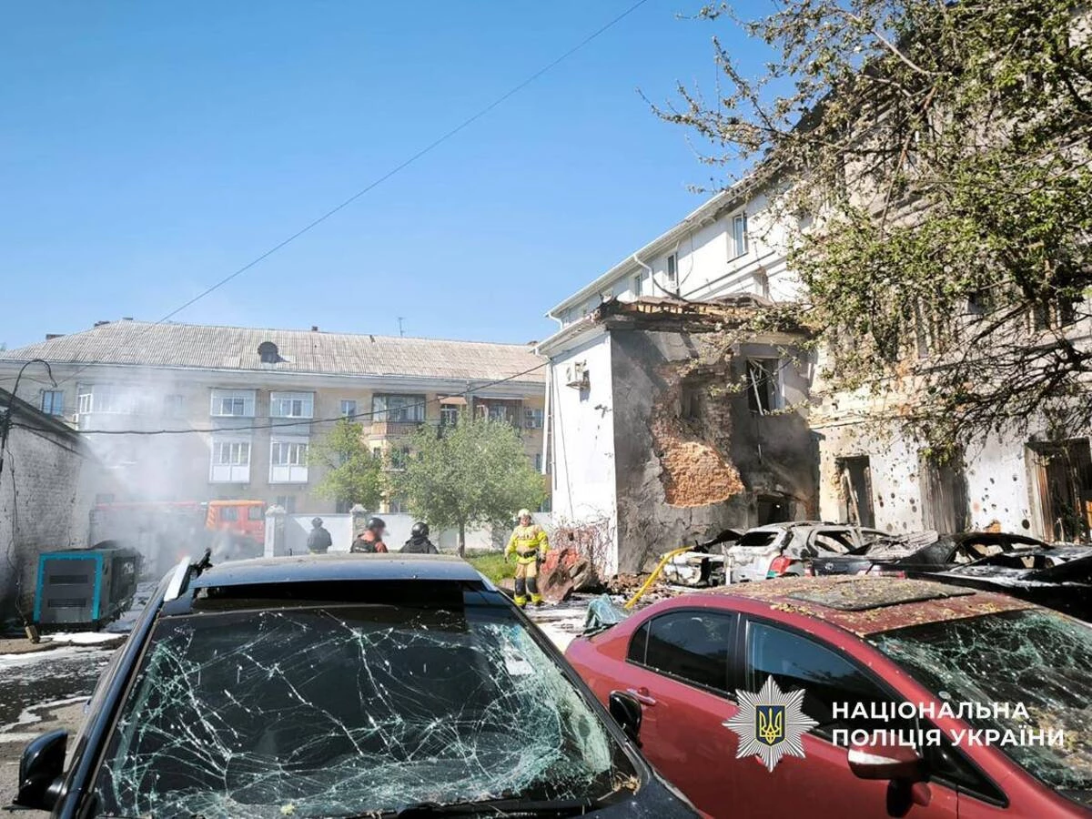 Удар дроном по центру Чернигова, повреждено административное здание
