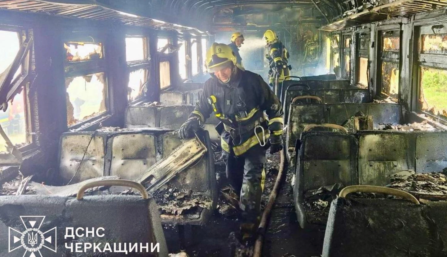 Под Черкассами на ходу загорелась электричка: спасатели эвакуировали 40 пассажиров