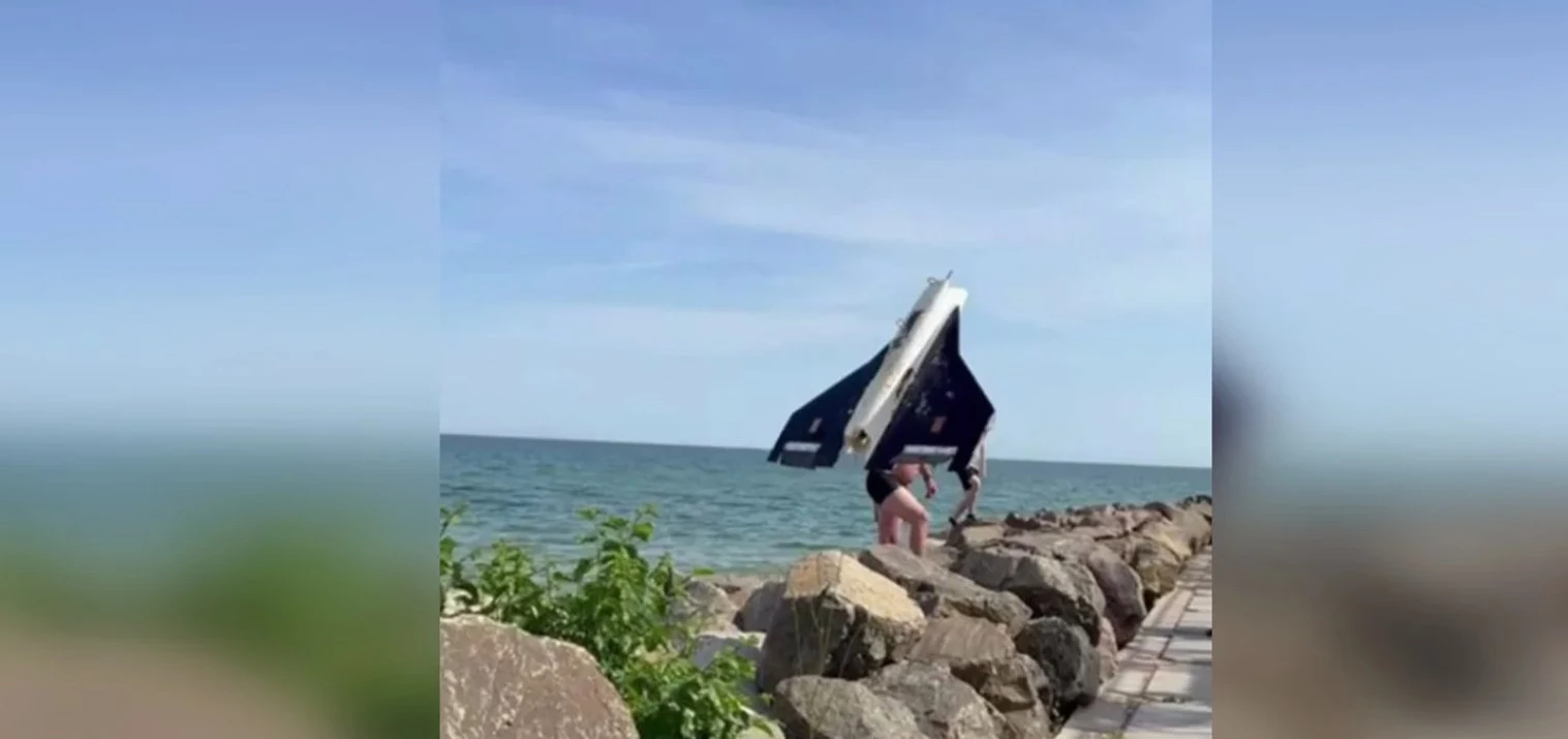 В Одесской области отдыхающий вытащил из моря российский беспилотник и передал его военным