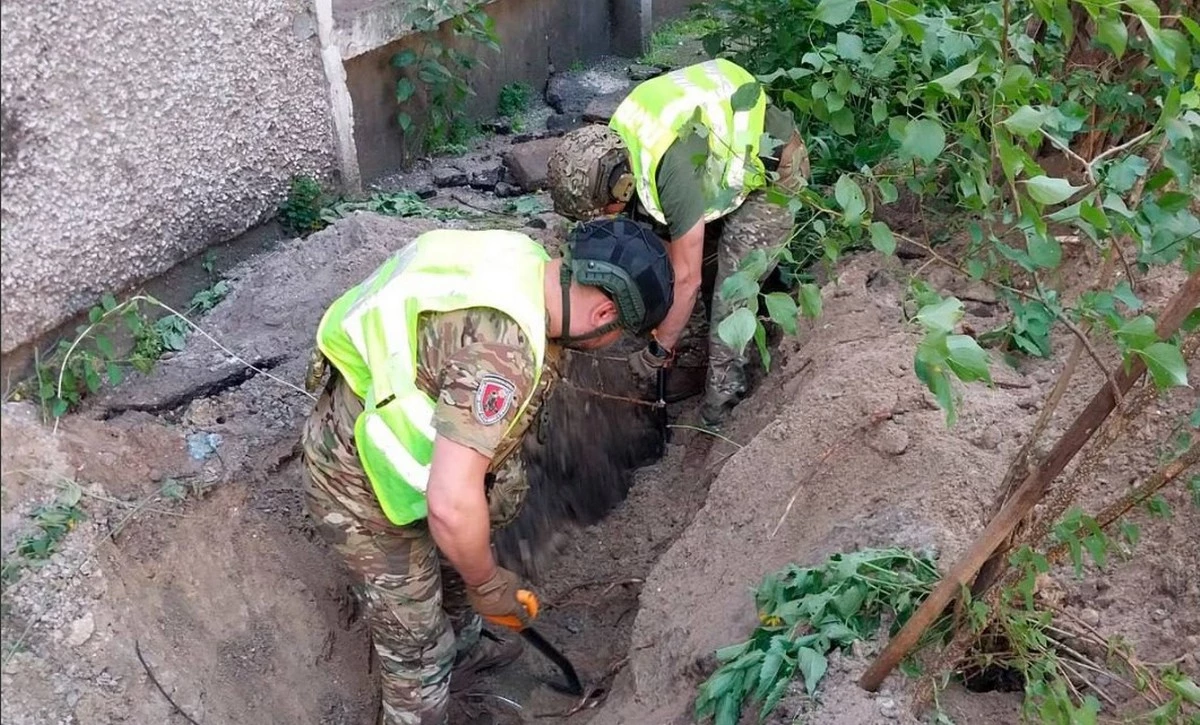 В Киеве возле многоэтажки после ночной атаки изъяли боевую часть ракеты