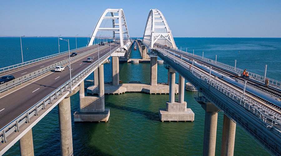 В Крыму после оглашения воздушной тревоги прогремели взрывы. Крымский мост перекрыт